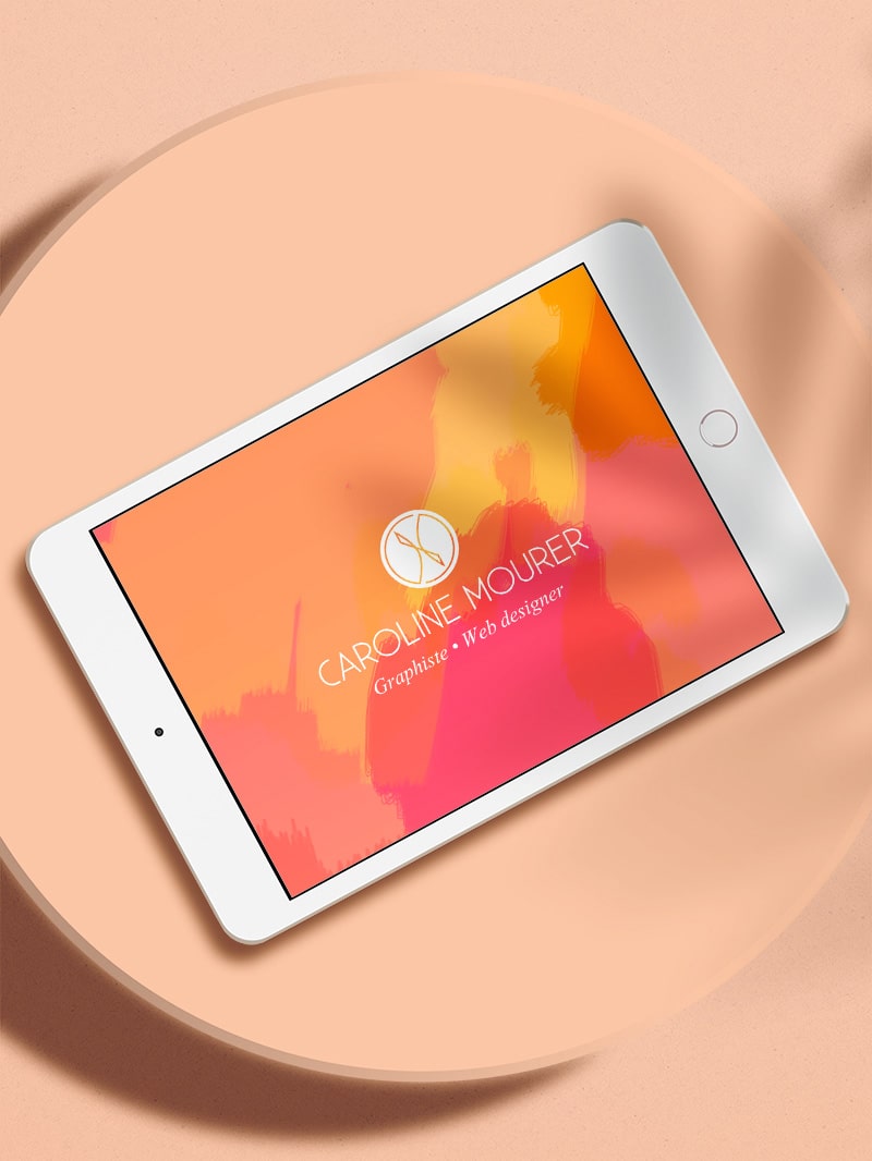 Ipad avec le logo Caroline Mourer