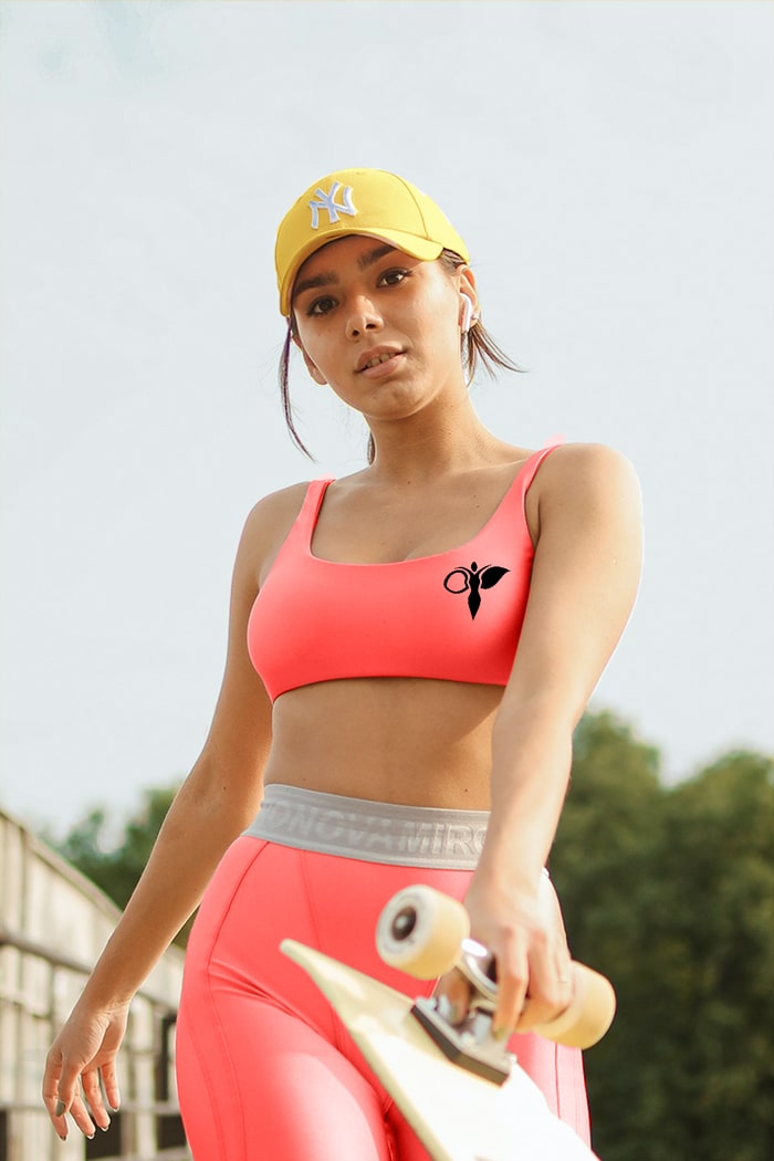 Femme portant les vêtements de sport Oyami